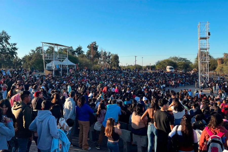 Plaza Añoranzas fue escenario del masivo Festival del Día del Amigo convocado por la Municipalidad de la Capital