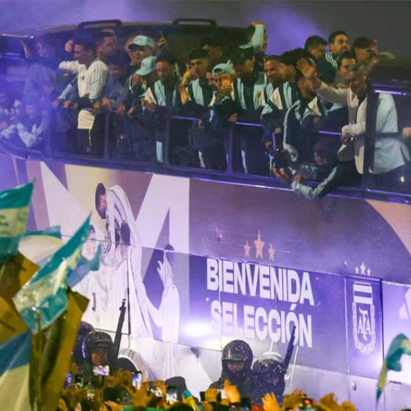 La Selección Argentina arribó al país y fue recibida con honores por una multitud en Ezeiza
