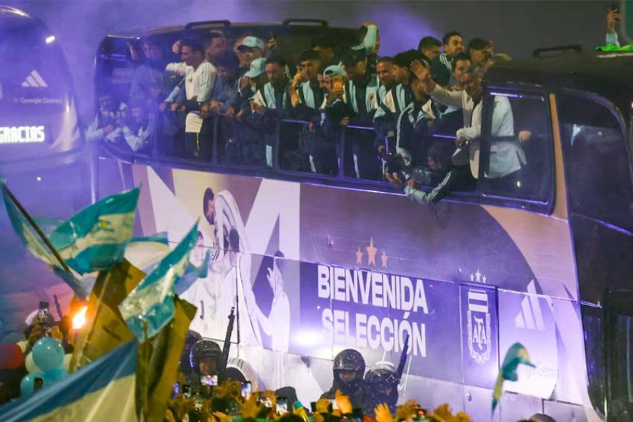 La Selección Argentina arribó al país y fue recibida con honores por una multitud en Ezeiza La Selección Argentina arribó al país y fue recibida con honores por una multitud en Ezeiza