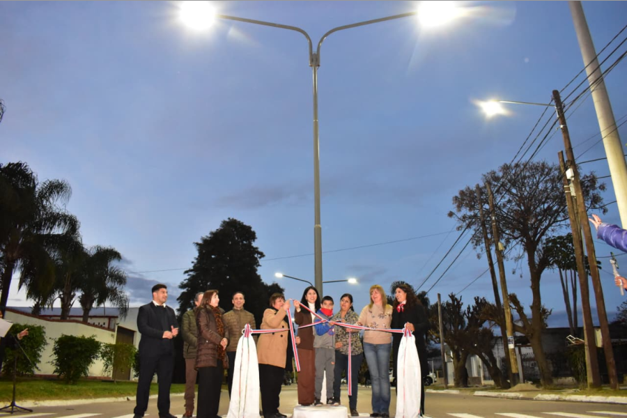 Fernández sumó nuevas viviendas sociales y obras de infraestructura urbana en la previa de su 136° aniversario Fernández sumó nuevas viviendas sociales y obras de infraestructura urbana en la previa de su 136° aniversario