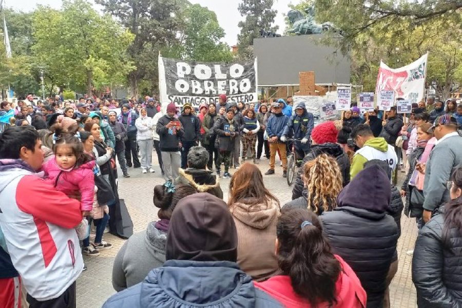 Organizaciones sociales marcharon en la Capital santiagueña en defensa del programa Volver al Trabajo