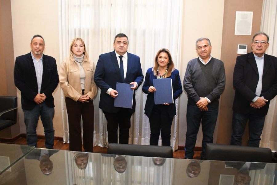 La Municipalidad de la Capital y la Defensoría del Pueblo firmaron un convenio para fortalecer la convivencia escolar La Municipalidad de la Capital y la Defensoría del Pueblo firmaron un convenio para fortalecer la convivencia escolar