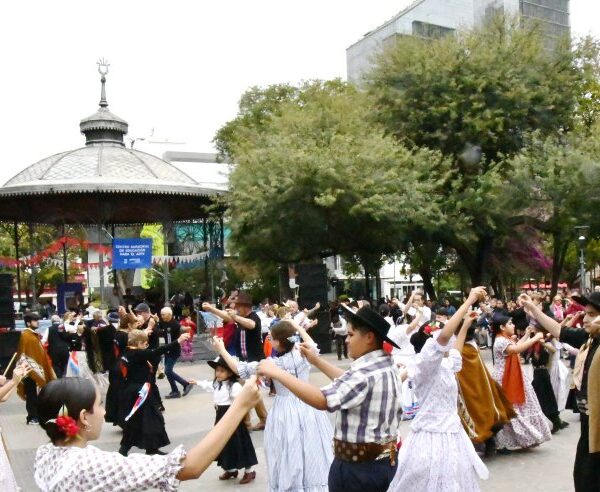 El Santiago Baila llenó de folclore y color el centro capitalino en el marco del 473° aniversario de la ciudad