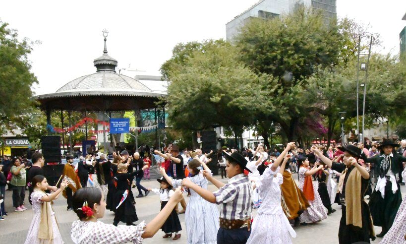El Santiago Baila llenó de folclore y color el centro capitalino en el marco del 473° aniversario de la ciudad