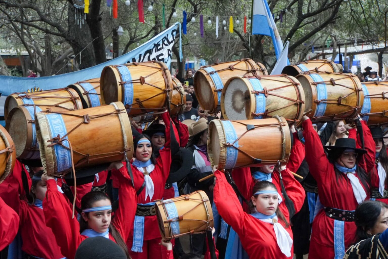 Miles se santiagueños y turistas vibraron en la XXIV Marcha de los Bombos y la XII Marcha de Cuerdas y Fuelles