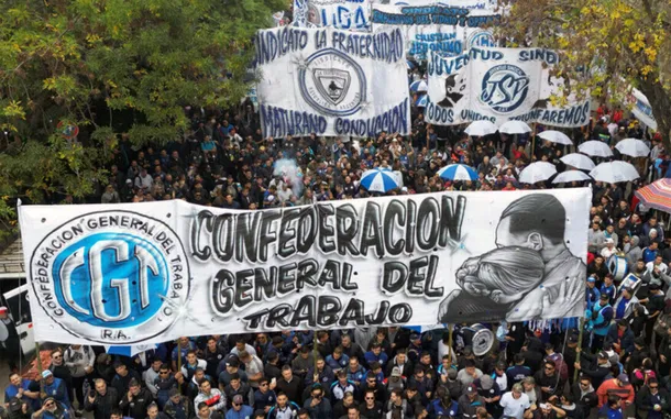 La CGT junto a las dos CTA y la UTEP oficializaron una movilización para el próximo miércoles en respaldo a los jubilados La CGT junto a las dos CTA y la UTEP oficializaron una movilización para el próximo miércoles en respaldo a los jubilados