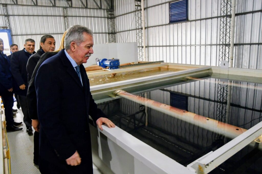 El gobernador Elías Suárez inauguró una planta potabilizadora de agua y entregó viviendas sociales en Pampa de los Guanacos