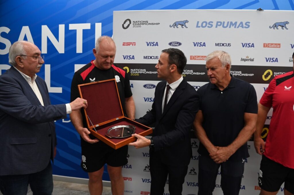 El Jefe de Gabinete Víctor Araujo entregó un reconocimiento a la selección de rugby de Inglaterra