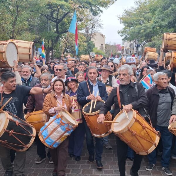 Silva Neder ponderó el impacto cultural de la Marcha de los Bombos como expresión que reafirma el sentir de la santiagueñidad