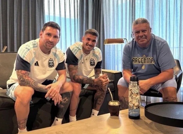 Claudio Tapia ratificó la unión de la Selección Argentina mediante una publicación en redes sociales junto al capitán y al mediocampista en la antesala del cruce mundialista ante Suiza