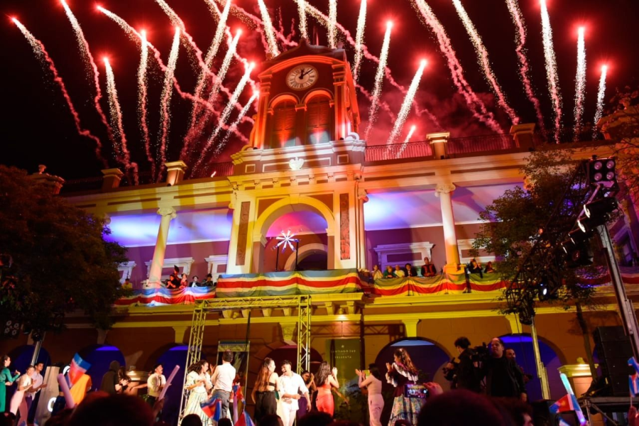 Santiago del Estero festejó sus 473 años de historia con una masiva participación popular Santiago del Estero festejó sus 473 años de historia con una masiva participación popular