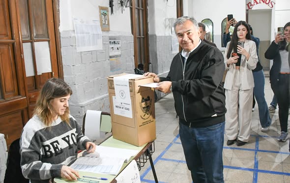 El candidato Mario Benavente emitió su voto y abogó por una jornada de alta participación El candidato Mario Benavente emitió su voto y abogó por una jornada de alta participación
