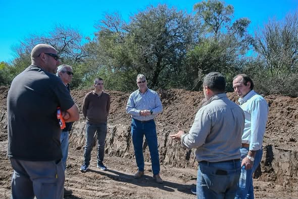 Avanzan las obras de mantenimiento y desobstrucción en canales de Añatuya y Los Juríes Avanzan las obras de mantenimiento y desobstrucción en canales de Añatuya y Los Juríes