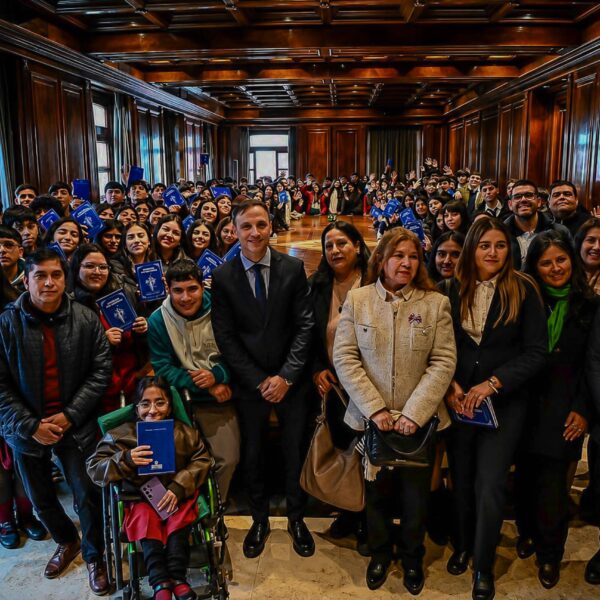 Estudiantes de Loreto y Fernández fueron recibidos en Casa de Gobierno por el Jefe de Gabinete