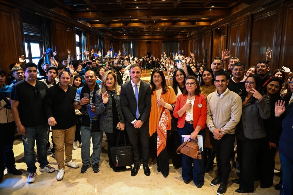 El Jefe de Gabinete recibió en Casa de Gobierno a estudiantes de siete departamentos El Jefe de Gabinete recibió en Casa de Gobierno a estudiantes de siete departamentos