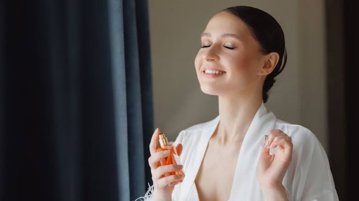 El mito del perfume en el cuello: La ciencia descarta riesgos para la glándula tiroides