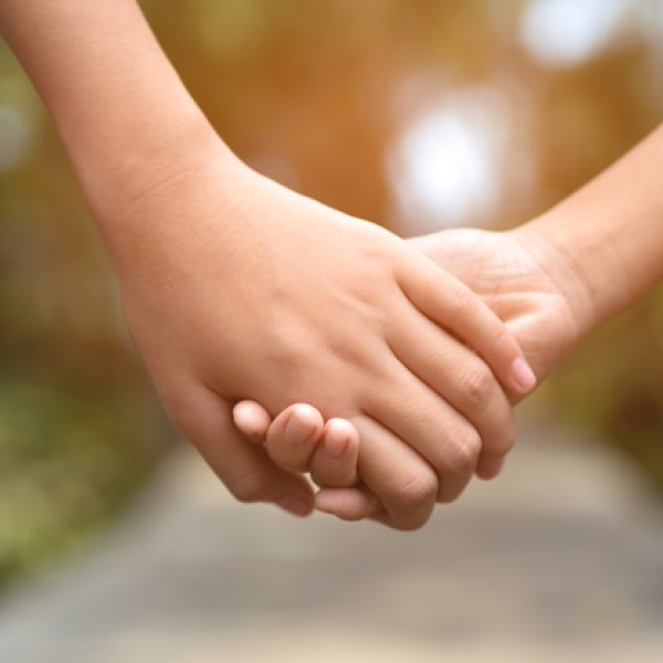 Un país determinó que padres podrían ser sancionados si permiten relaciones entre menores de edad