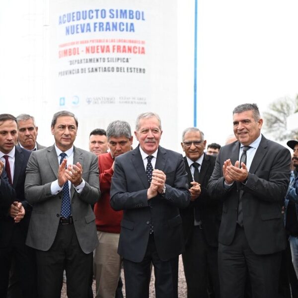 Suárez inauguró un acueducto y viviendas sociales en El Simbol y Nueva Francia