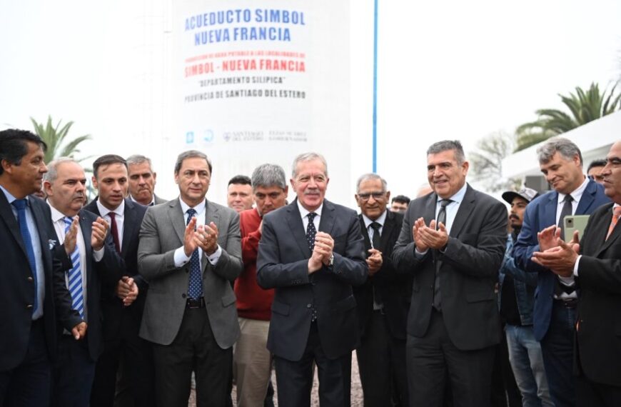 Suárez inauguró un acueducto y viviendas sociales en El Simbol y Nueva Francia