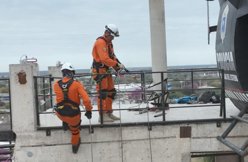 Destacan el exitoso rescate de 13 personas durante el incendio de un edificio por la Policía de Santiago del Estero