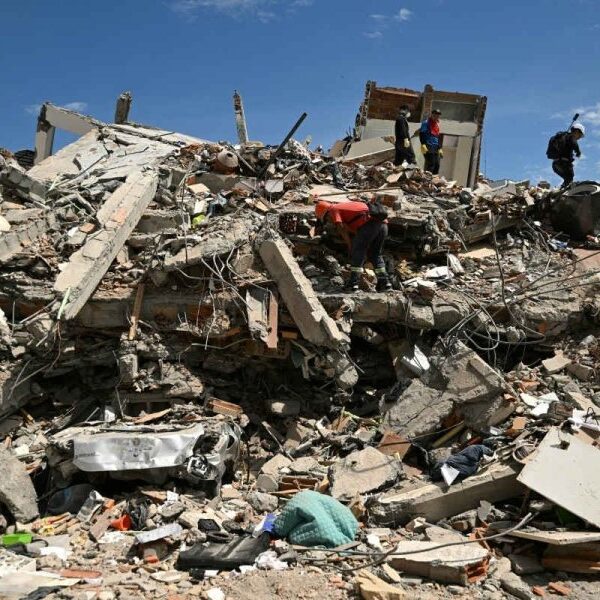 Un terremoto de magnitud 7,7 sacudió la isla de Flores en Indonesia y provocó una alerta por tsunami