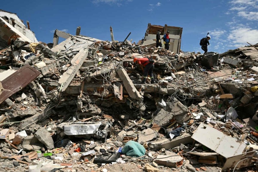 Un terremoto de magnitud 7,7 sacudió la isla de Flores en Indonesia y provocó una alerta por tsunami