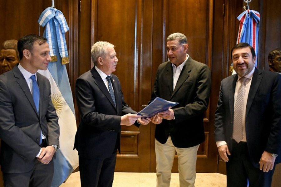 El gobernador Elías Suárez puso en funciones al nuevo comisionado municipal de Donadeu El gobernador Elías Suárez puso en funciones al nuevo comisionado municipal de Donadeu