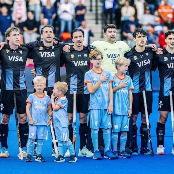 Los Leones vencieron 3-1 a Inglaterra y quedaron cerca de las semifinales del Mundial