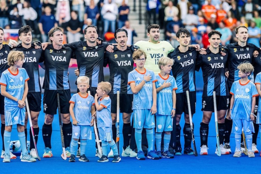 Los Leones vencieron 3-1 a Inglaterra y quedaron cerca de las semifinales del Mundial