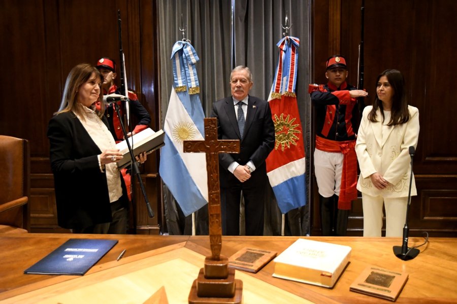 El gobernador Elías Suárez tomó juramento a la nueva secretaria de Gestión Económica, Dra. María Montenegro
