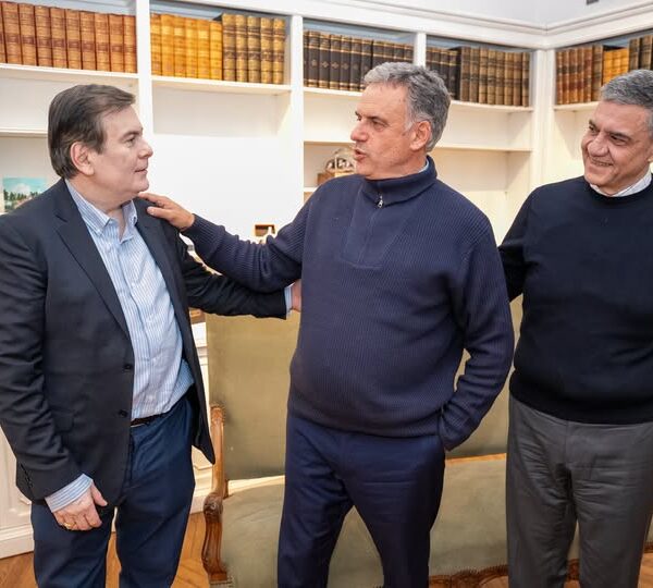 El senador Gerardo Zamora mantuvo un encuentro institucional con el presidente uruguayo Yamandú Orsi en Montevideo