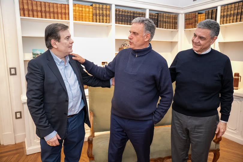 El senador Gerardo Zamora mantuvo un encuentro institucional con el presidente uruguayo Yamandú Orsi en Montevideo