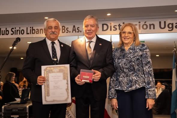 El gobernador Elías Suárez recibió la Distinción Ugarit en la categoría Política