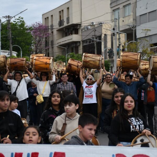 La 6° Marcha de los Bombos unió a turistas y vecinos en Termas