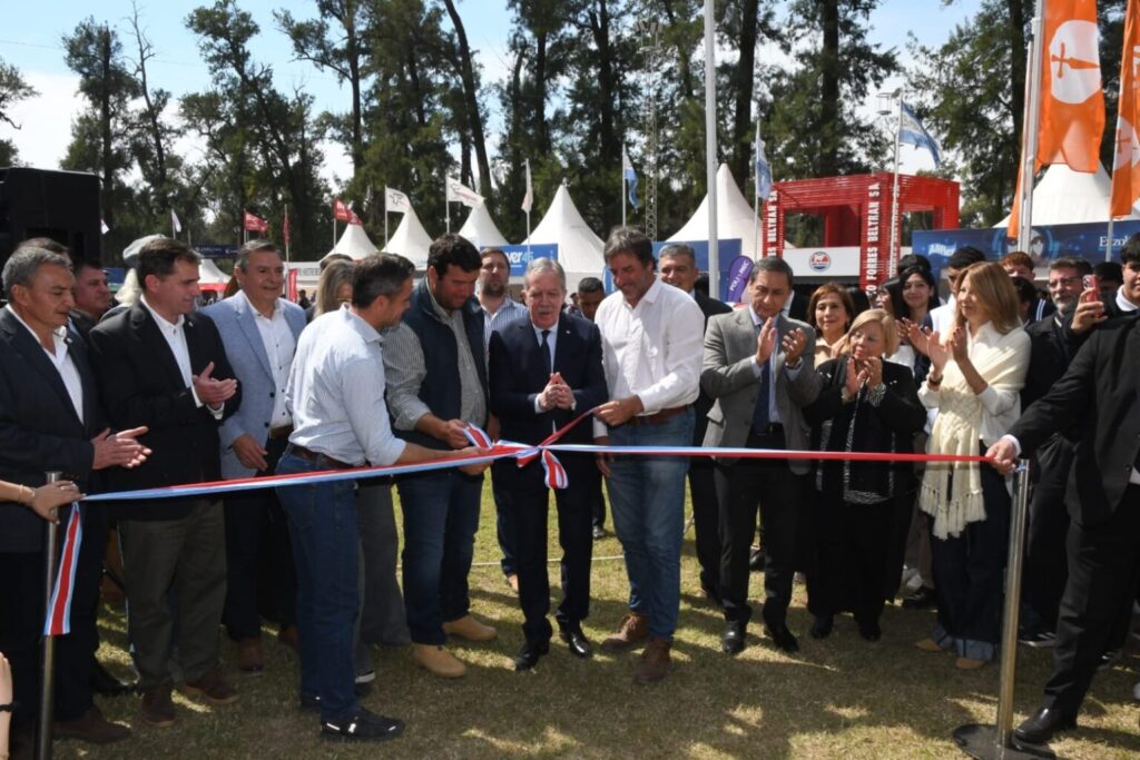 Elia Suárez participó de la apertura oficial de la 19ª ExpoBra y firmó convenios para potenciar la trazabilidad ganadera Elia Suárez participó de la apertura oficial de la 19ª ExpoBra y firmó convenios para potenciar la trazabilidad ganadera