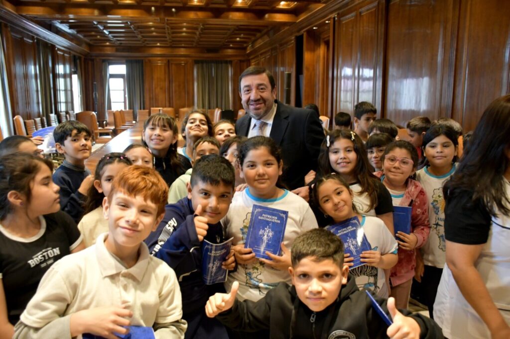 Estudiantes de cuatro establecimientos educativos conocieron Casa de Gobierno