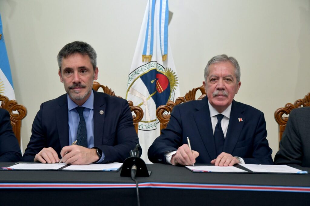 Elias Suárez firmó con el CFI un convenio para afianzar la modernización del sistema de Justicia en la Provincia Elias Suárez firmó con el CFI un convenio para afianzar la modernización del sistema de Justicia en la Provincia