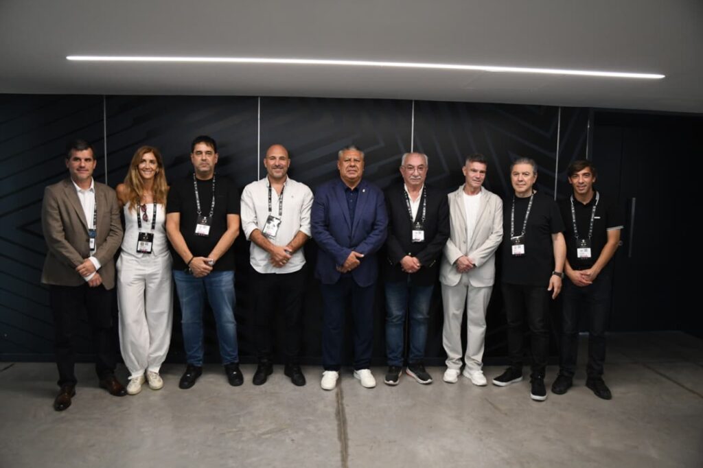 El Gobierno entregó plaquetas a representantes de Estudiantes y Rosario Central y de la Afa El Gobierno entregó plaquetas a representantes de Estudiantes y Rosario Central y de la Afa