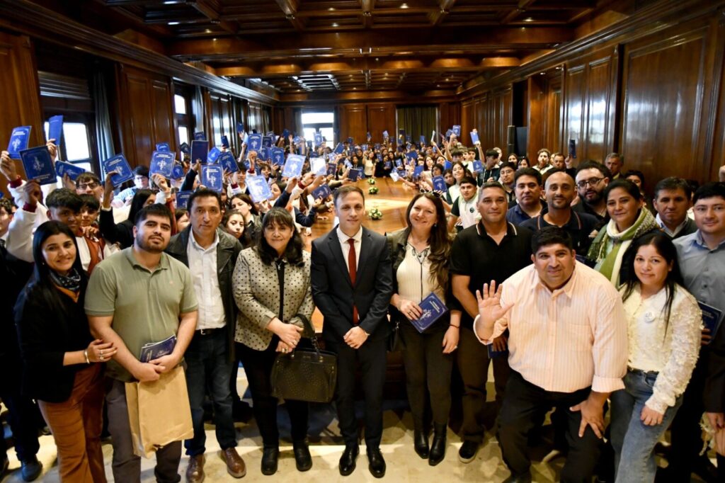 Alumnos de los departamentos Río Hondo, Salavina, Figueroa y Robles visitaron Casa de Gobierno Alumnos de los departamentos Río Hondo, Salavina, Figueroa y Robles visitaron Casa de Gobierno