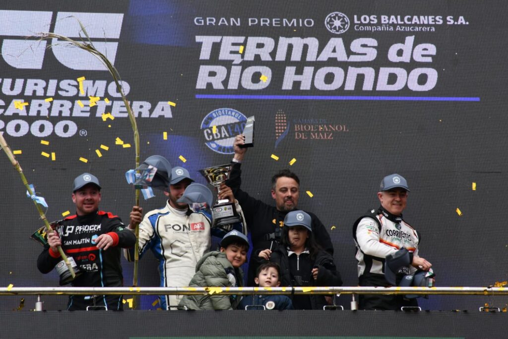 El Autodromo de Las Termas de Rio Hondo vivio un fin de semana a pura velocidad con el Turismo Pista y el Turismo Carretera 2000