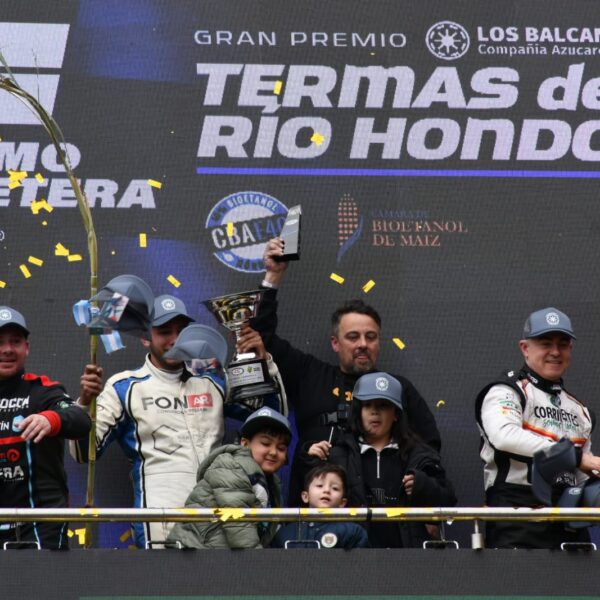 El Autodromo de Las Termas de Rio Hondo vivio un fin de semana a pura velocidad con el Turismo Pista y el Turismo Carretera 2000