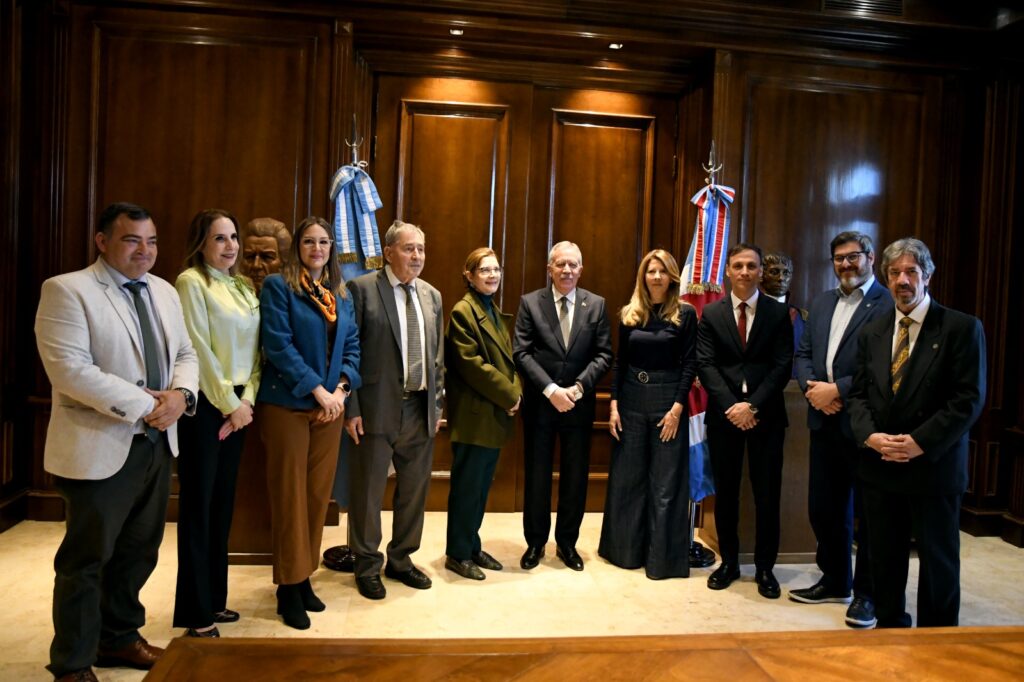 El gobernador Elías Suárez recibió en Casa de Gobierno a destacados juristas de Brasil y Paraguay