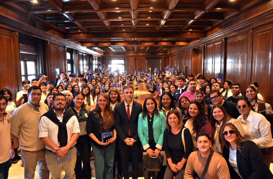 El Jefe de Gabinete recibió en Casa de Gobierno a estudiantes de cinco departamentos