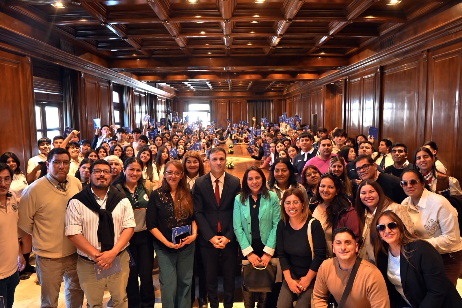 El Jefe de Gabinete recibió en Casa de Gobierno a estudiantes de cinco departamentos