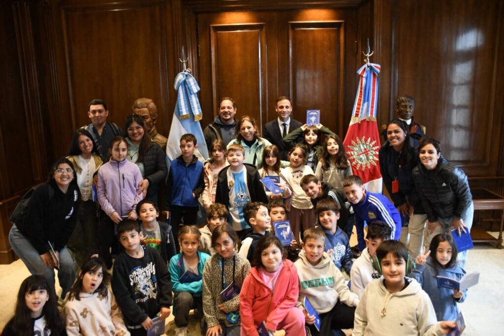 El jefe de Gabinete recibió a estudiantes de Tucumán en Casa de Gobierno El jefe de Gabinete recibió a estudiantes de Tucumán en Casa de Gobierno