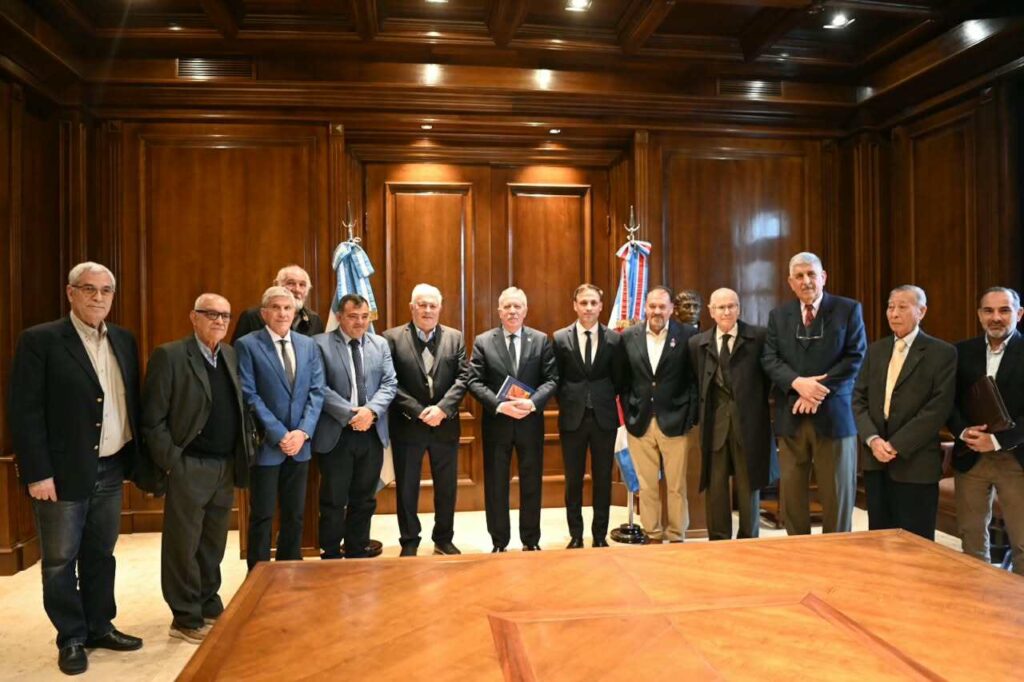 El Gobernador Suárez recibió a autoridades y miembros de la Academia de Ciencias y Artes El Gobernador Suárez recibió a autoridades y miembros de la Academia de Ciencias y Artes