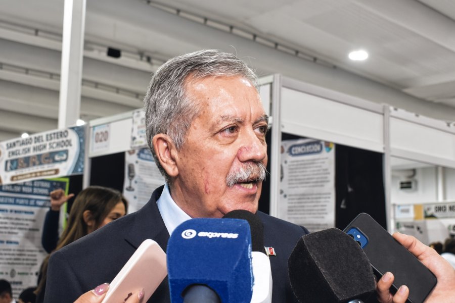 Declaraciones del gobernador Elías Suárez sobre el rol de la educación pública y el compromiso docente en la Feria de Ciencia y Tecnología