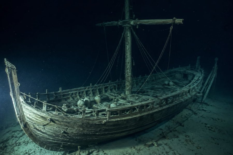 Descubrimiento arqueológico de una embarcación comercial de la Antigua Grecia en las profundidades del Mar Negro Descubrimiento arqueológico de una embarcación comercial de la Antigua Grecia en las profundidades del Mar Negro
