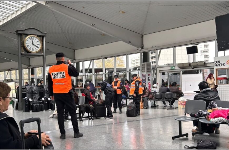 Operativo de la Policía Federal con el can «Yana» en la terminal de ómnibus de Santiago del Estero