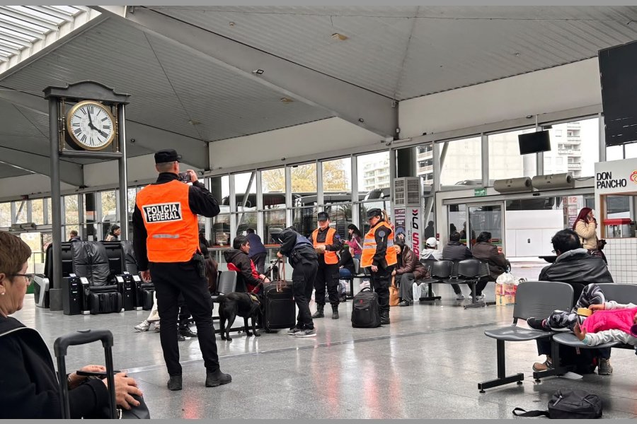 Operativo de la Policía Federal con el can «Yana» en la terminal de ómnibus de Santiago del Estero Operativo de la Policía Federal con el can «Yana» en la terminal de ómnibus de Santiago del Estero